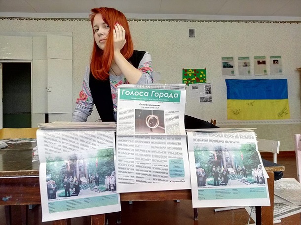 Школярі, які створюють єдину газету в прифронтовому місті, знімають відеоновини